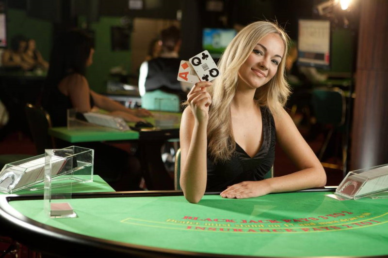 live_blackjack_blonde_female_dealer